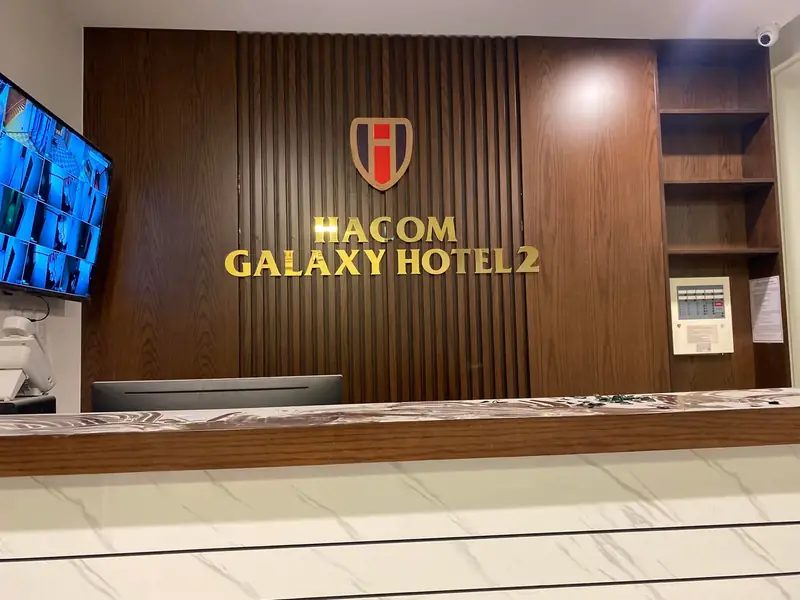 Hacom Galaxy — backdrop quầy lễ tân